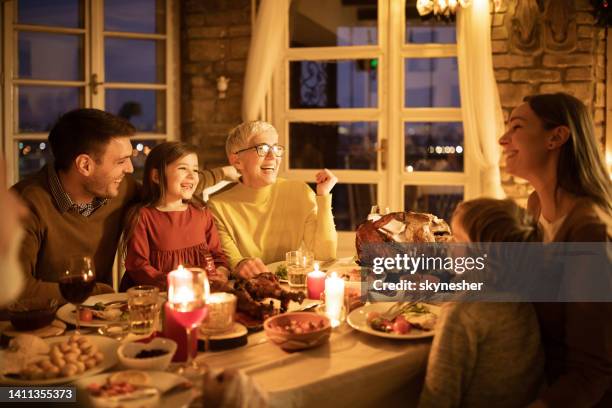 joyeuse famille multigénérationnelle parlant pendant le dîner de thanksgiving à la maison. - thanks giving meal photos et images de collection