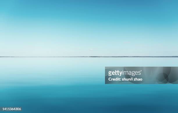 calm lake - horizon over water 個照片及圖片檔