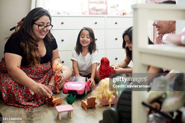 genitori lesbiche e giovani figlie che giocano con le bambole - bambola giocattolo foto e immagini stock