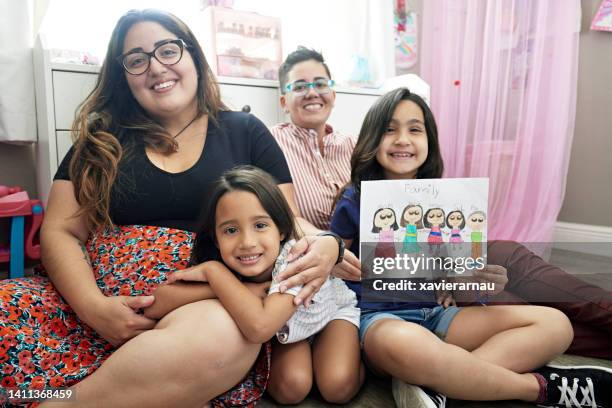 portrait of lesbian parented family and child’s drawing - lgbt stockfoto's en -beelden