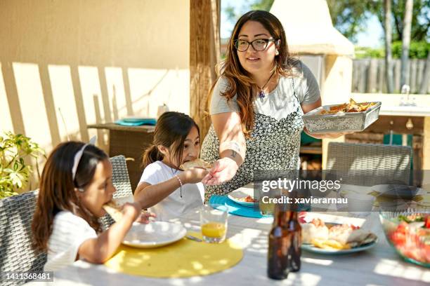 famiglia latinoamericana che gusta un pasto all'aperto - focaccia azzima foto e immagini stock