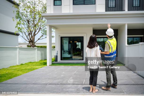 home inspector discusses issues with homeowners - building contractor stockfoto's en -beelden