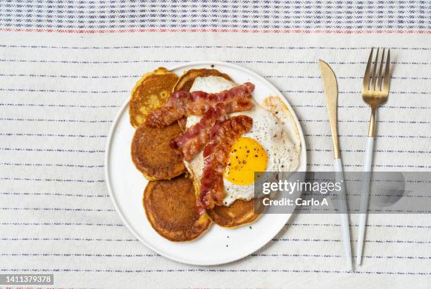 pancake bacon and sunny side up eggs - american breakfast stockfoto's en -beelden