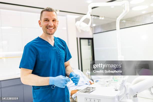 ritratto del dentista con siringa per iniezione anestetica - blue glove foto e immagini stock