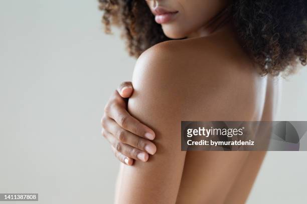 woman with perfect skin - looking over shoulder stockfoto's en -beelden