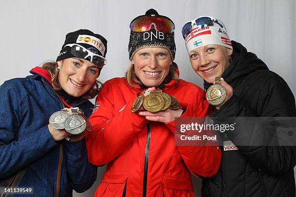 Marie Laure Brunet of France, Tora Berger of Norway and Kaisa Maekaeraeinen of Finnland show their medals of the IBU Biathlon World Championships...