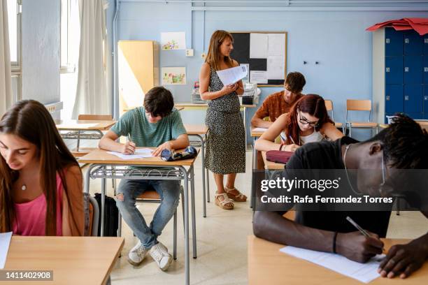 teacher assisting students in classroom - gymnasieexamen bildbanksfoton och bilder