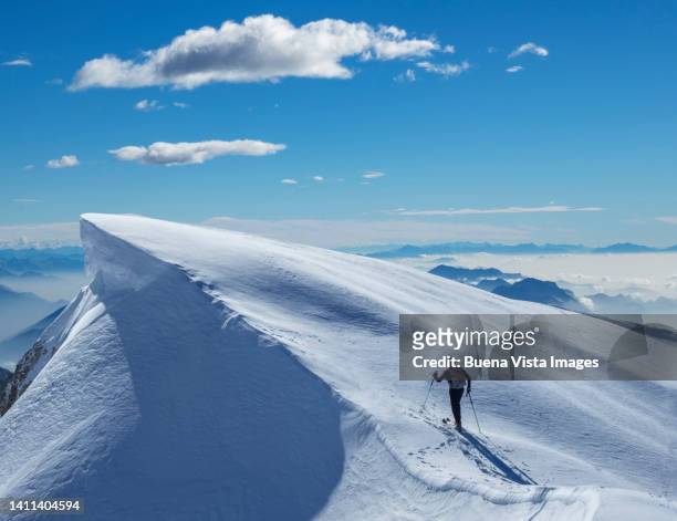skier reaching a mountaintop - monte rosa - fotografias e filmes do acervo