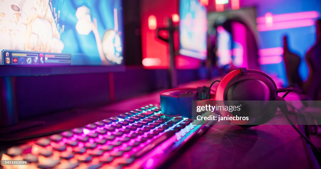 Configuración de la computadora del equipo de jugadores profesionales en el campeonato de eSport de videojuegos con teclado de neón. Videojuego en pantalla de monitor