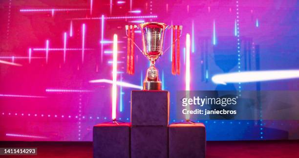 trofeo del campeonato de esport de videojuegos en el escenario - winners podium fotografías e imágenes de stock