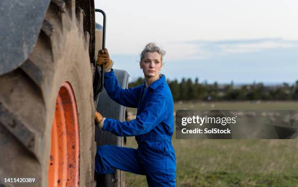 die traktoren alleine benutzen - traktor stock-fotos und bilder