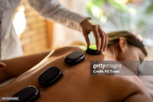 hot-stone-massage-therapie - hot stone stock-fotos und bilder