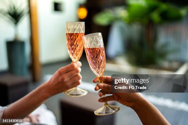 mãos de mulheres brindando em um spa de beleza - flute de champanha - fotografias e filmes do acervo