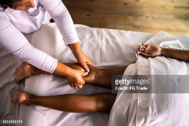 masseur massiert eine frau in einem schönheits-spa - female feet at spa stock-fotos und bilder