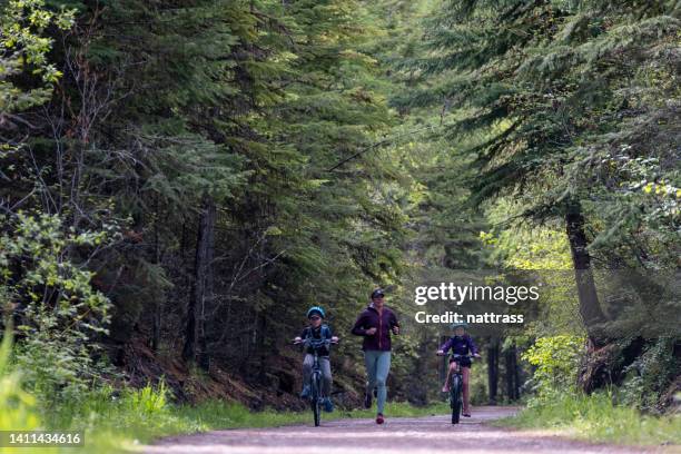 mother and children enjoying an active lifestyle together - thompson okanagan region british columbia stock pictures, royalty-free photos & images