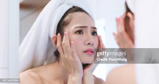 donna con problema alla pelle - bagno grigio foto e immagini stock