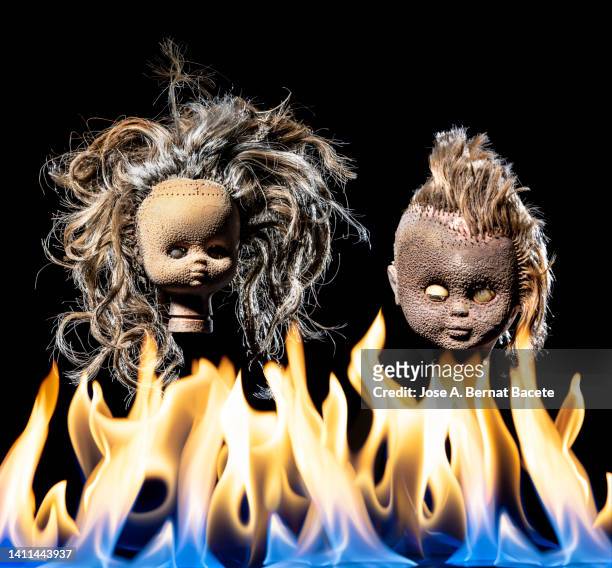 head of a doll broken and destroyed by flames. - damaged hair stock pictures, royalty-free photos & images