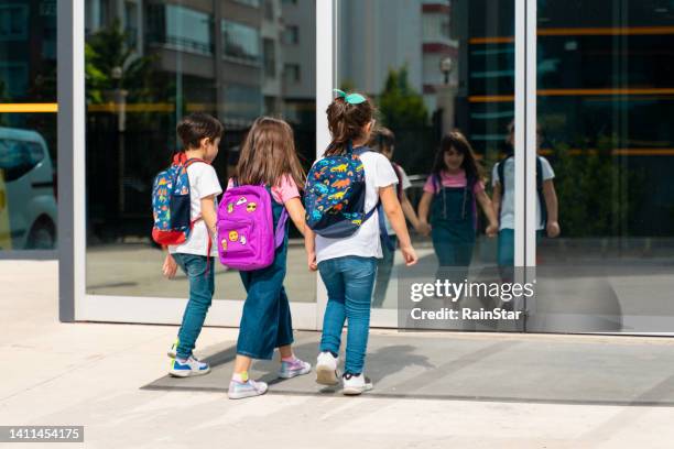 los niños a la escuela - nursery school child fotografías e imágenes de stock