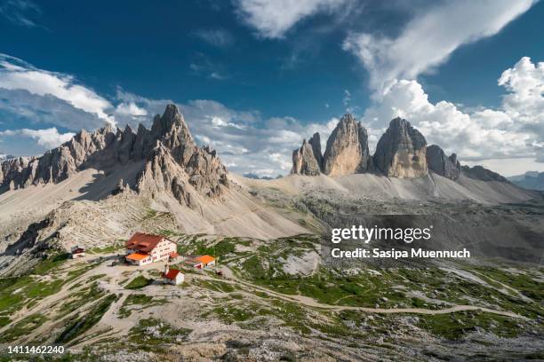 panorama of paternkofel and tre cime di lavaredo, dolomites, italy - drei zinnen stock-fotos und bilder