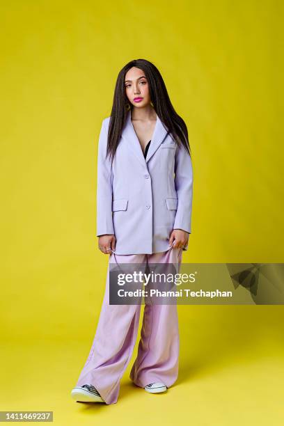 fashionable woman wearing purple suit - purple pants - fotografias e filmes do acervo