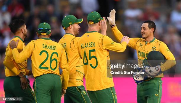 South Africa wicketkeeper Quinton de Kock is congratulated by team mates after catching out England batsman Dawid Malan during the 2nd Vitality IT20...