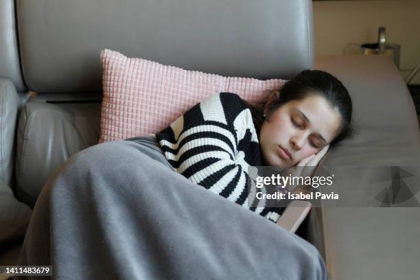 front view of a teenager girl sleeping on a sofa - siesta key - fotografias e filmes do acervo