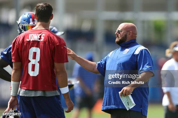 Head coach Brian Daboll of the New York Giants talks with quarterback Daniel Jones and wide receiver Kadarius Toney during training cal at Quest...