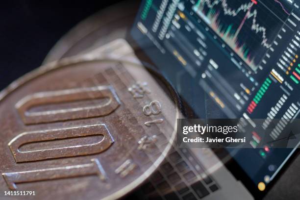 cash yen coins and stock market indicators - the y stock pictures, royalty-free photos & images