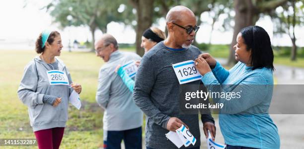 senior african-american man getting ready to run a race - marathon florida stockfoto's en -beelden