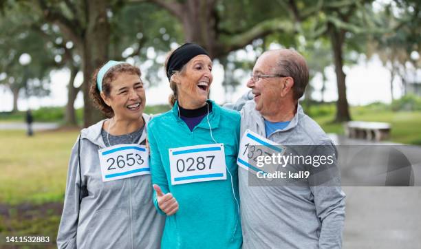 three friends standing together before running race - marathon florida stockfoto's en -beelden