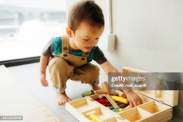 kids playing with tools toy - kiezen stockfoto's en -beelden