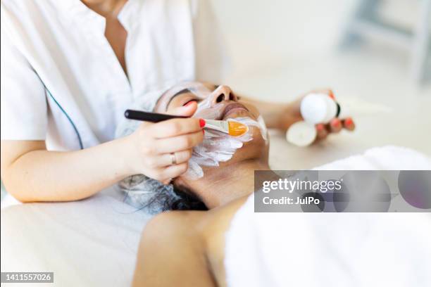 cosmetólogo haciendo masaje facial en casa - massage room fotografías e imágenes de stock
