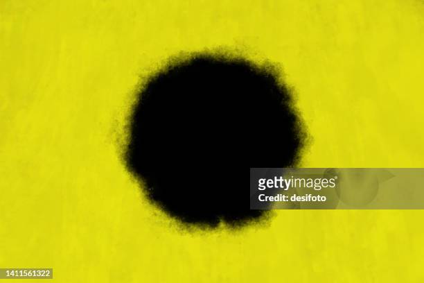 horizontal empty blank wispy rustic artistic grunge textured painted wall black and yellow backgrounds with one smoky soft blotched circle or hole in the middle - black hole 幅插畫檔、美工圖案、卡通及圖標