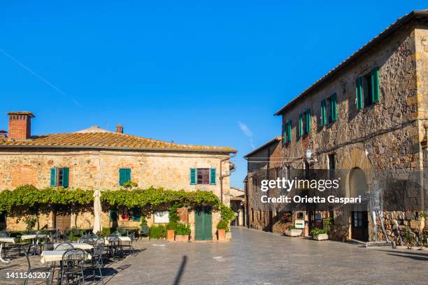 tuscany - piazza roma in monteriggioni - monteriggioni stock pictures, royalty-free photos & images