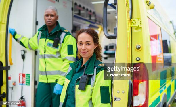 ambulancia técnico en urgencias médicas retrato de - emergency services fotografías e imágenes de stock