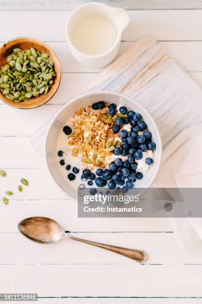 quark mit müsli und heidelbeeren - quark stock-fotos und bilder