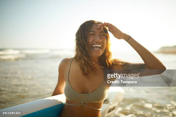 paddle surf - black women in bathing suit stock pictures, royalty-free photos & images