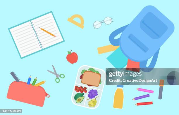 back to school konzept. draufsicht auf den schülertisch mit lunchbox, rucksack, buntstiften und schulmaterial - schoolbag lunchbox lunch stock-grafiken, -clipart, -cartoons und -symbole