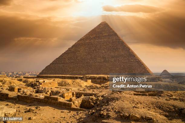 great pyramid of cheops  at sunset. giza, cairo, egypt - クフ王　ピラミッド ストックフォトと画像