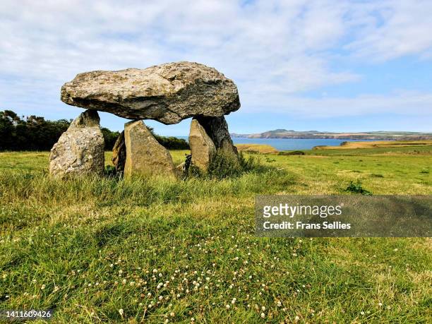 carreg samson dolmen, wales, united kingdom - doelman stock-fotos und bilder