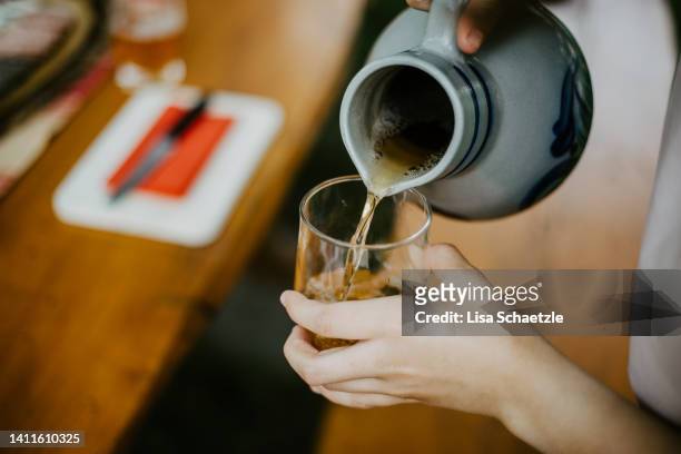 pouring cider in a glas - cidre photos et images de collection