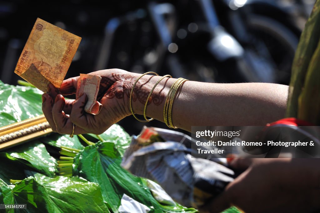 Ten rupees hand - Mumbai market