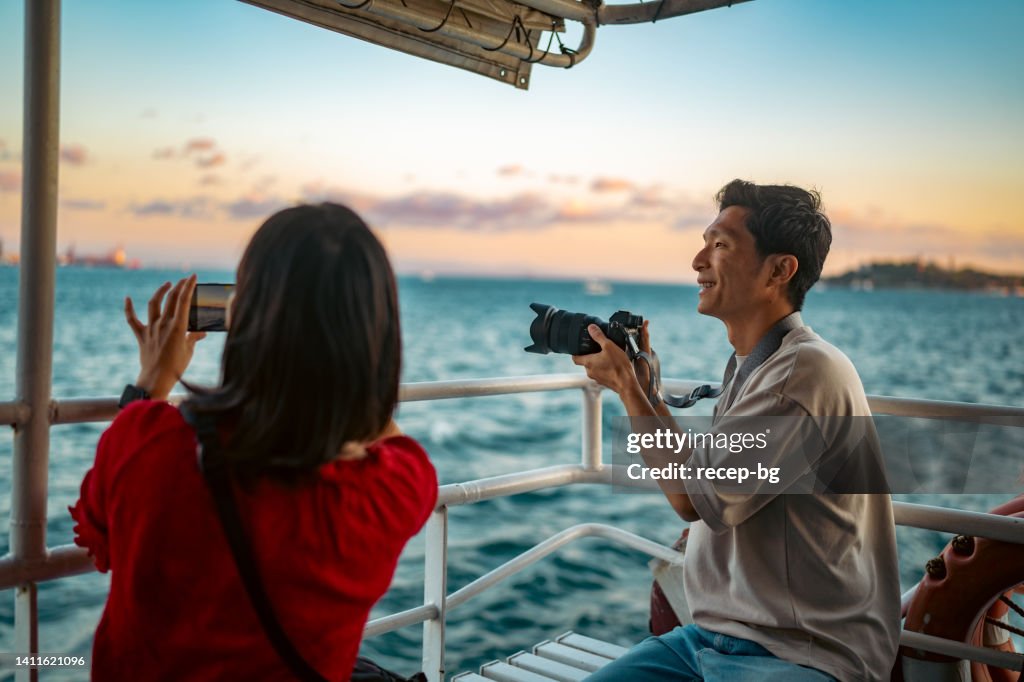 Jóvenes parejas de turistas que toman un recorrido en ferry durante su viaje