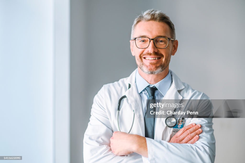 Un médico seguro y orgulloso que mira a la cámara con espacio de copia. Retrato de un profesional de la salud con una sonrisa brillante. Un médico de cabecera organizado con una carrera satisfactoria en el hospital