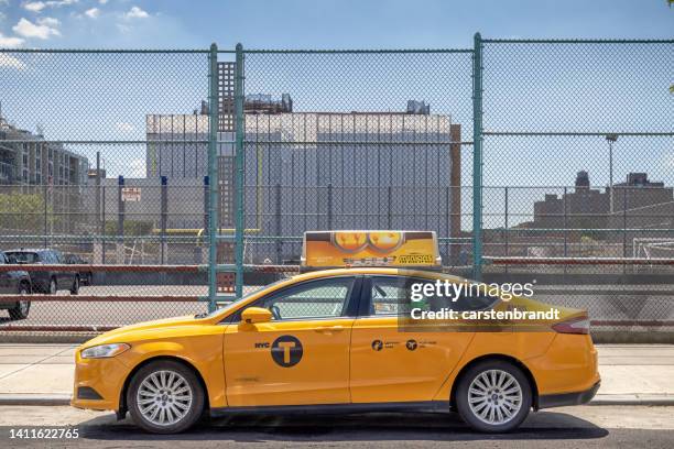 yellow taxi in front of a wire fence - yellow taxi 個照片及圖片檔