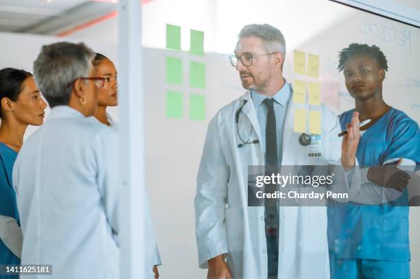 77 fotos de stock e banco de imagens de Medical Team Doctor Leader  Background - Getty Images