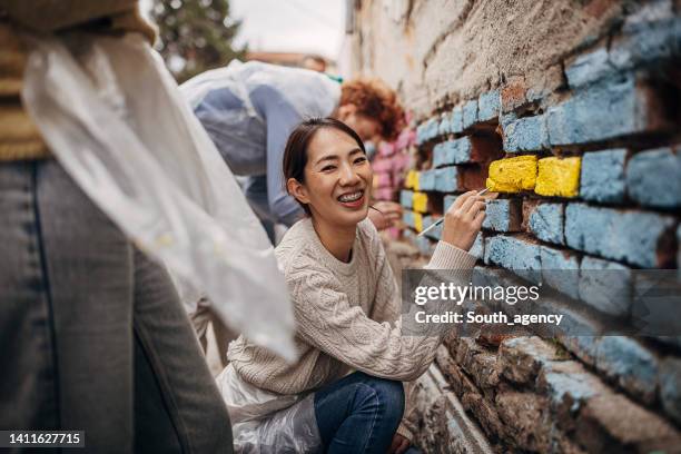 straßenkünstler zeichnen - straßenmaler stock-fotos und bilder