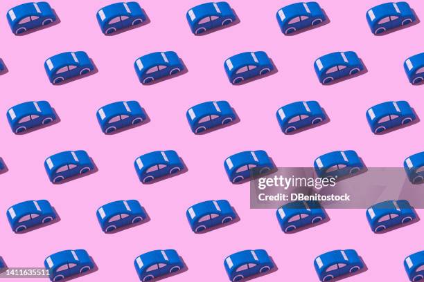 pattern of blue cars with blank windows, rubber, on a pink background. concept of transport, electricity, renewable energy, environment, automobile, traffic jam and mobility. - auto modell stock-fotos und bilder