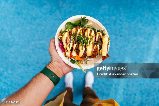 man holding wooden plate with tonkatsu, directly above view - street food fotografías e imágenes de stock
