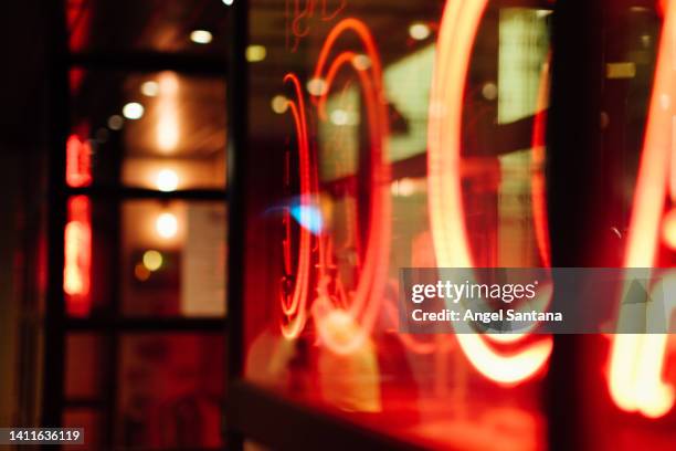 close-up of illuminated neon lights - alphabet neon photos et images de collection